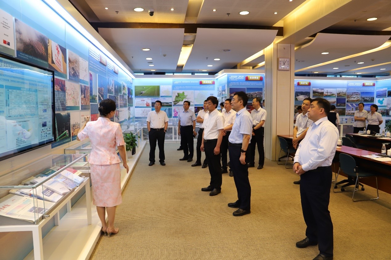 公司領導與東北大學校長、中國工程院院士馮夏庭一行座談交流1.jpg 公司領導與東北大學校長、中國工程院院士馮夏庭一行座談交流1.jpg